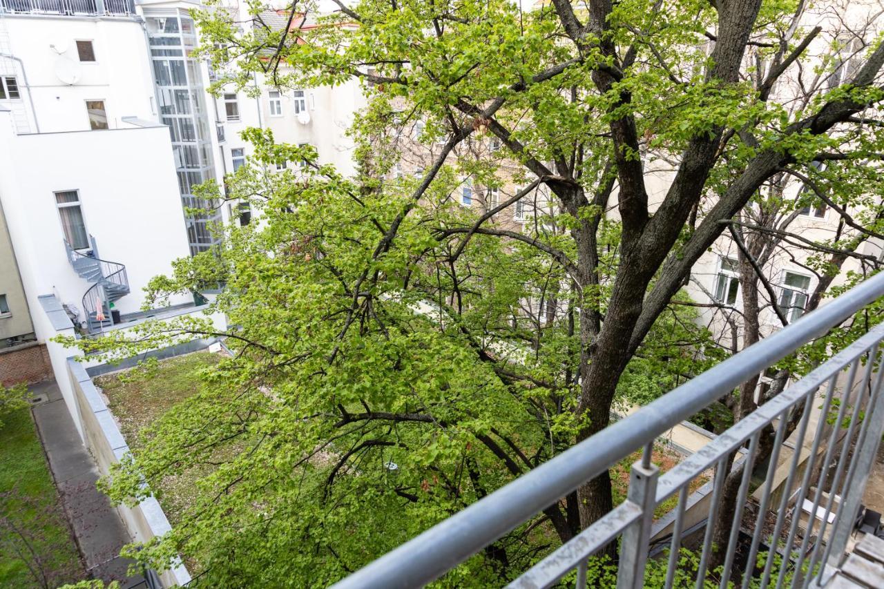 Moonlight Apartment With Porch Near Schoenbrunn And Westbahnhof Wien Eksteriør bilde